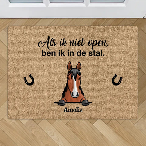 Spionerende paarden - Gepersonaliseerde deurmat - Featured Image