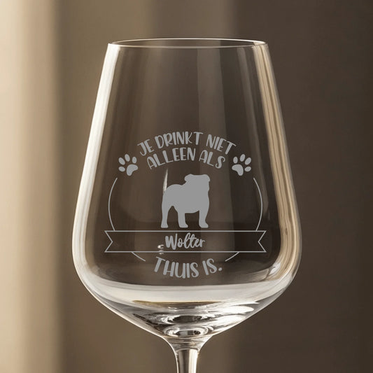 Nooit alleen met hond - Gepersonaliseerde wijnglas