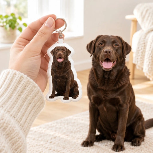 Gepersonaliseerde gevormde sleutelhanger – Jouw foto met je hond - in de hand - Pet Printed
